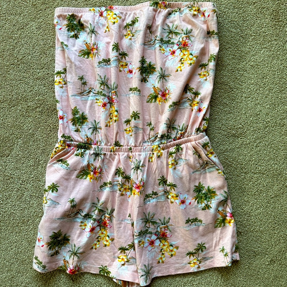 Forever 21 excellent condition size small strapless romper with pockets